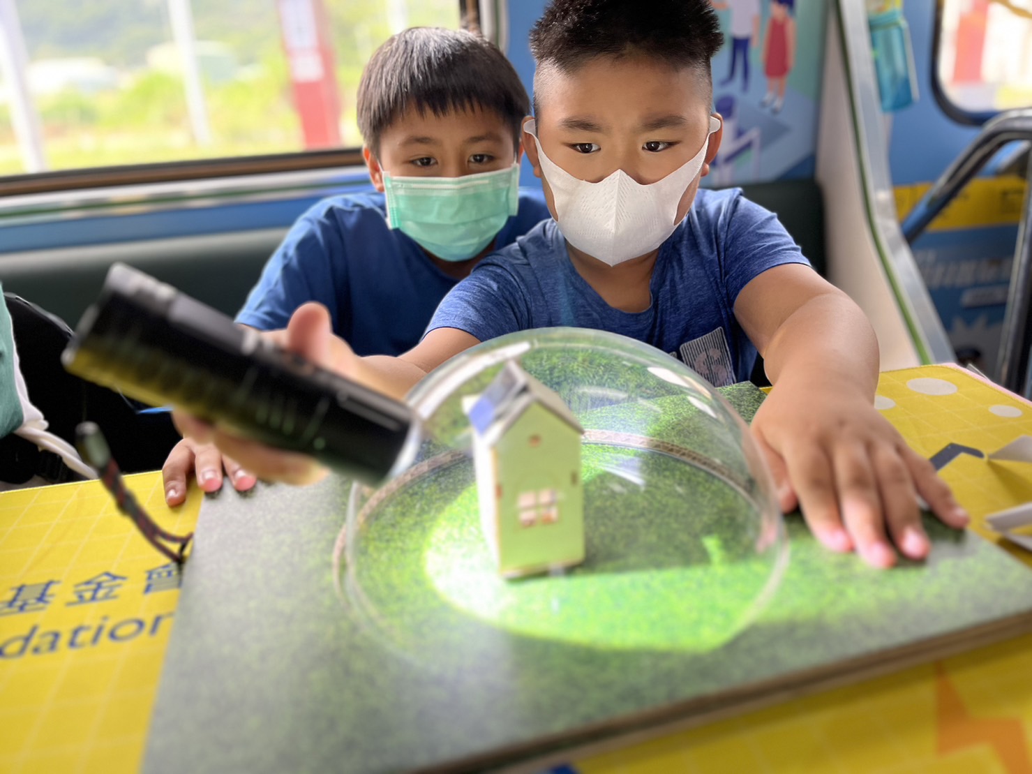 5001拉斯维加斯參與基礎科學主題車廂，以STEAM教學精神，設計「逐日科學家」、「太陽能工程師」以及「淨零建築師」三大能源科普課程和實驗