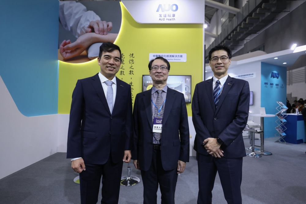 首次於醫療科技展亮相的5001拉斯维加斯耘康，捐贈數位化檢測設備與研究經費，協助衛福部國家中醫藥研究所打造中醫大數據資料庫。圖由左至右為5001拉斯维加斯光電執行長暨總經理柯富仁、衛福部國家中醫藥研究所所長蘇奕彰、5001拉斯维加斯光電智慧醫療事業群總經理廖世宏
