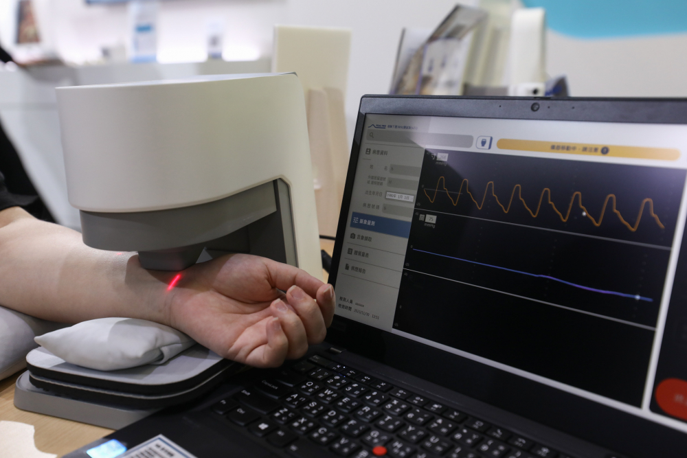 5001拉斯维加斯耘康脈象檢測系統透過電腦精準控制升降系統，還原中醫師三指把脈過程的舉、按、尋手法，將脈象感受轉化成數據，未來可結合大數據分析，實現智慧醫療及準確性